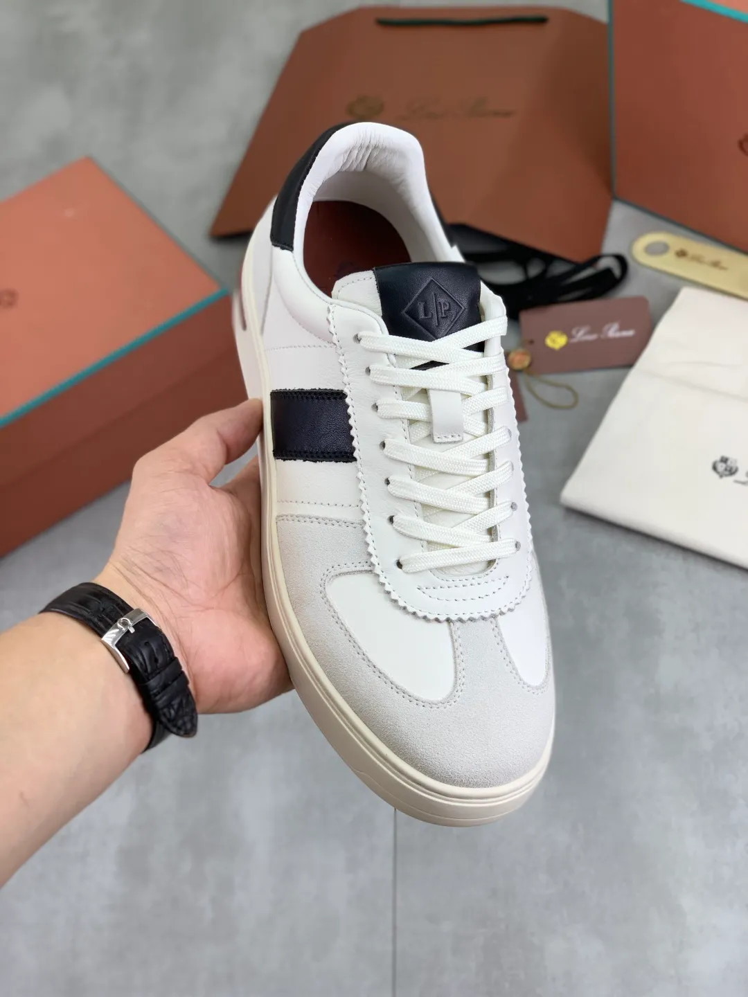 Men's men's shoes 💰P560 New style 💰High quality The latest casual shoes Loro Piana 💯Top grade💯Buy the original copy💯 Founded the existing Loro Piana company on April 24, 1924. It is now the sixth generation of family business, providing top quality products to customers who are discerning in taste and quality. Imported original fly woven fabric with cowhide fabric, plain calfskin lining. Hand-sewn thread with cowhide feet. Original packaging. Number of yards: 38-44 (customized for 45 and 46). 2️⃣ colors available.